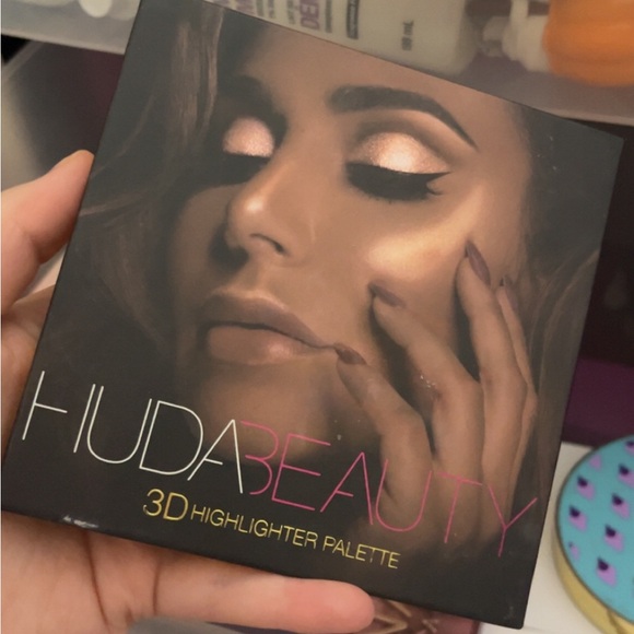 Huda beauty 3D highlighter pallete - Picture 2 of 2